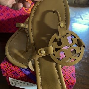 TORY BURCH MILLER SANDAL, PATENT LEATHER